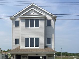 11 Beach Rd E, Old Saybrook, CT 06475