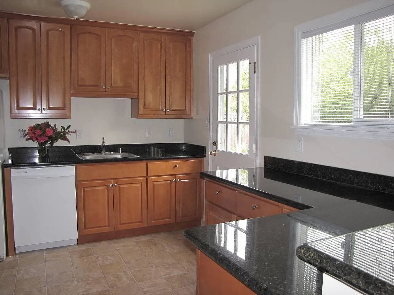 3 bed, 1040 sqft, $4,600 — Photo 3