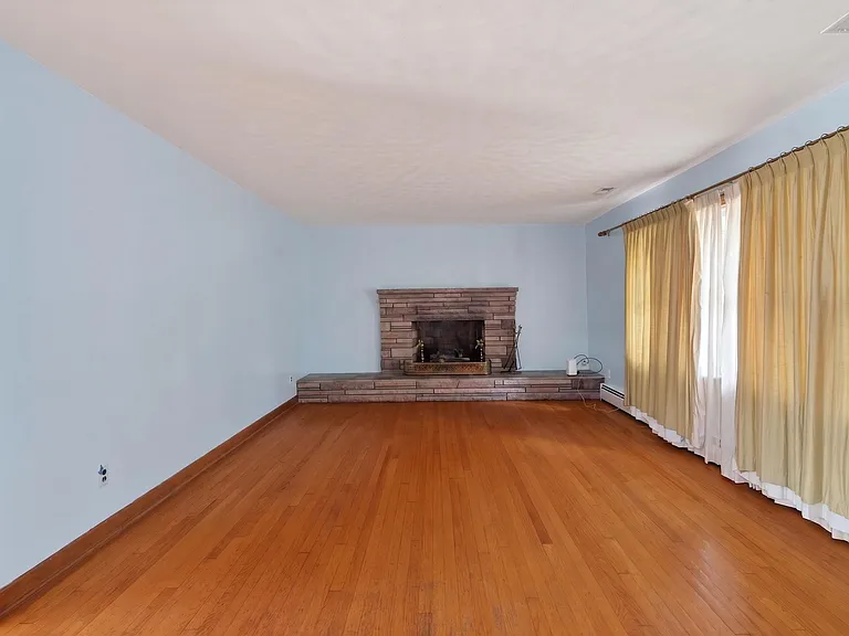 110 Marvin Dr — Photo 6