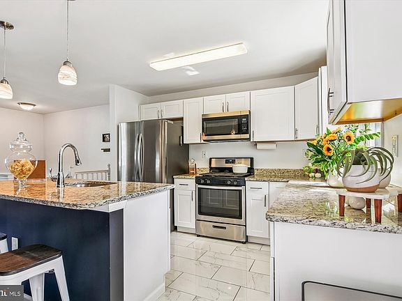 4th image of 1203 Branch Ln
