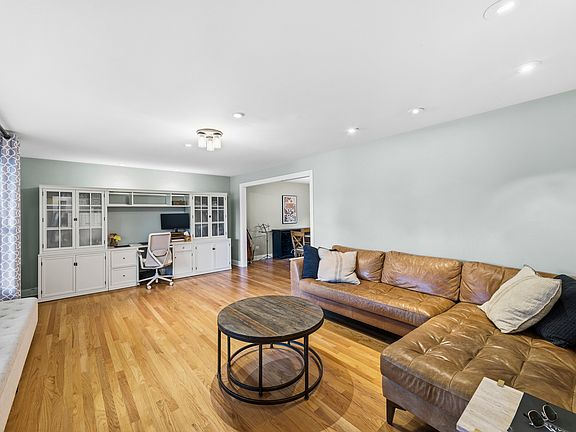 4th image of 756 Oakwood Dr