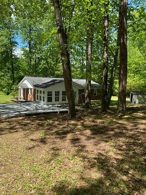 3 bed, 1.5 bath, 1620 sqft, $1,900 — Photo 2