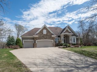 468 Hillscourte N, Roseville, MN 55113
