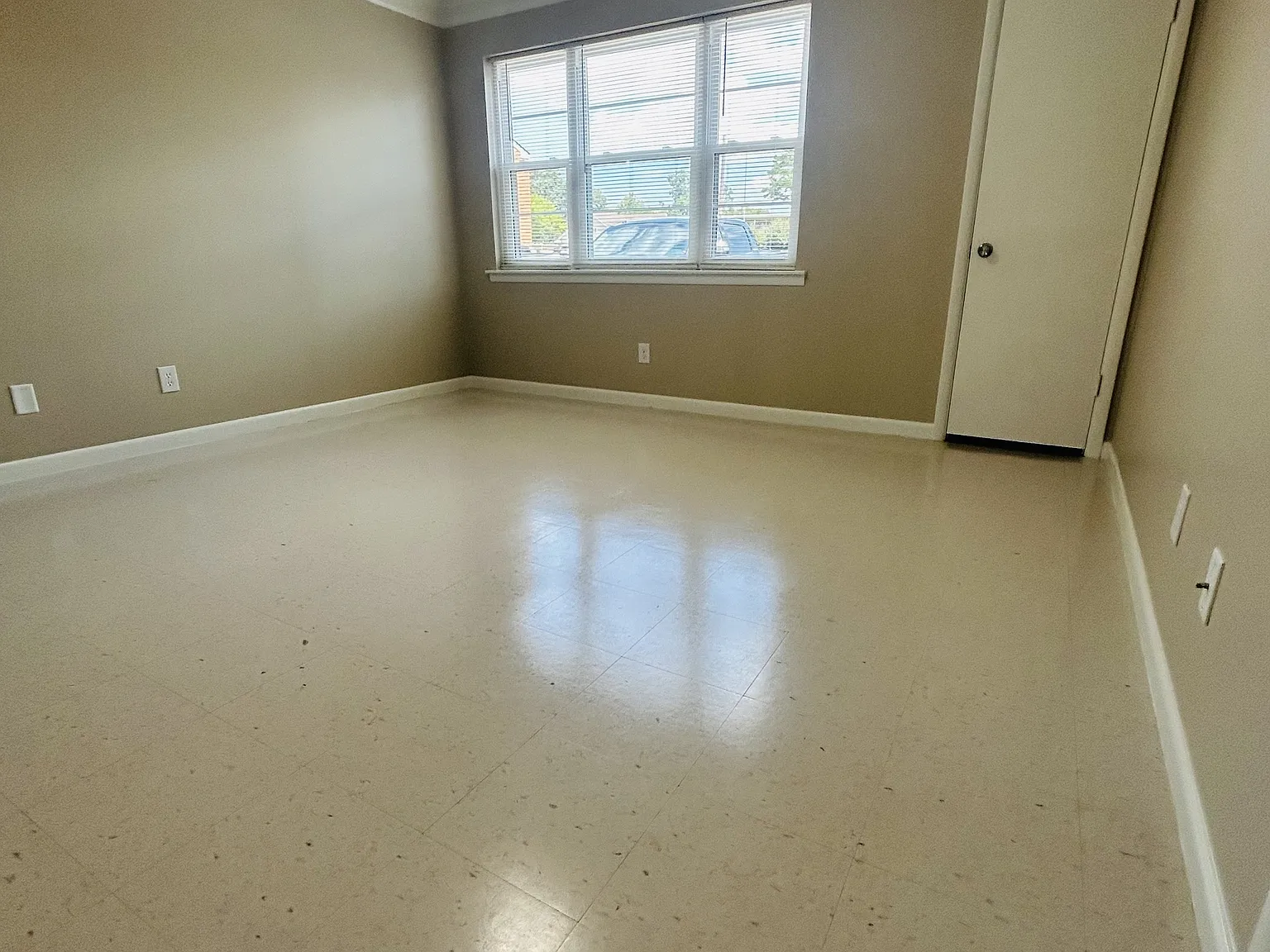 Elizabeth Court - O2 — Photo 1