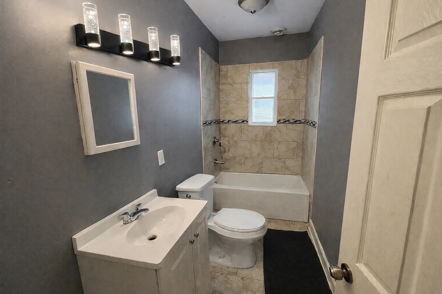 3 bed, 1050 sqft, $1,650 — Photo 1