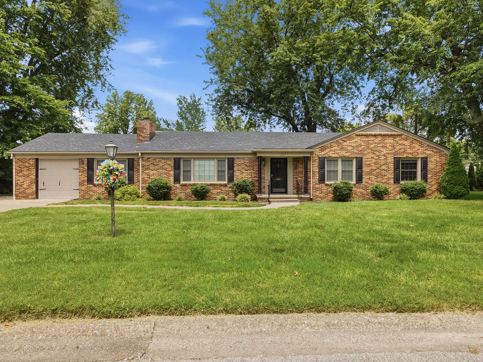 3 bed, 1.5 bath, 1883 sqft, $2,300 — Photo 1