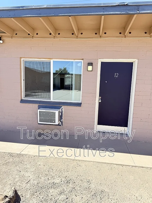 Studio, 1.0 bath, 350 sqft, $700 — Photo 2