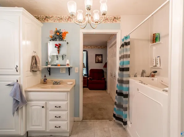 219 11th St NW, Arab, AL 35016