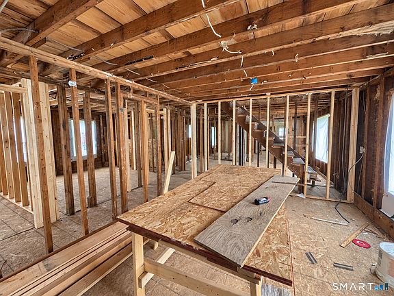 5th image of 176 Bradley Avenue