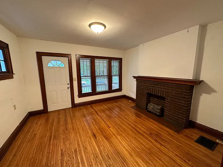 E Tompkins Ave 178-180 JLS — Photo 17