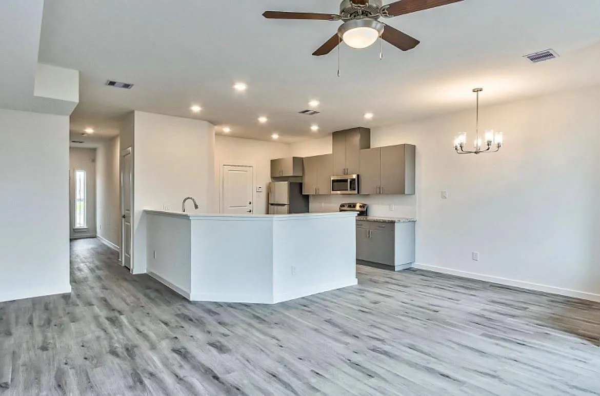 3 bed, 2.5 bath, 1681 sqft, $1,899 — Photo 4