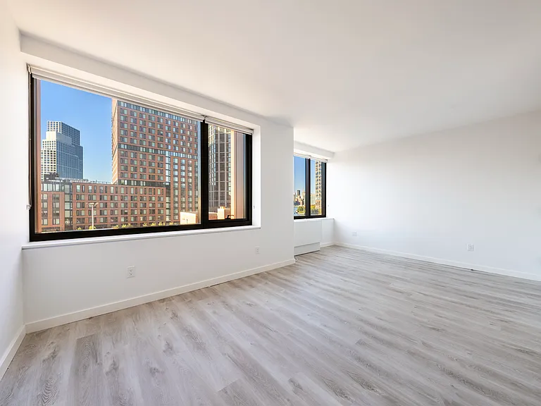 85 Commercial St #4S — Photo 4