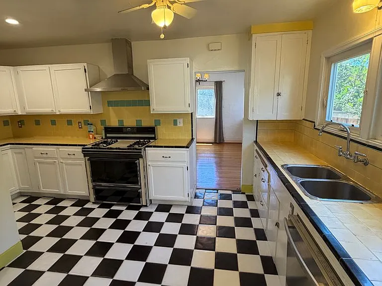 635 E Victoria St — Photo 10