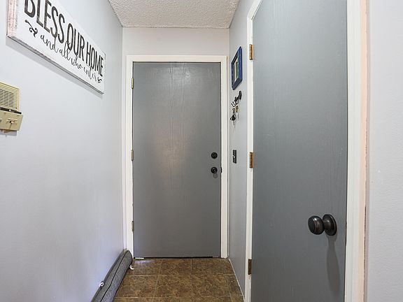 3rd image of 10 Lakeshore Ct