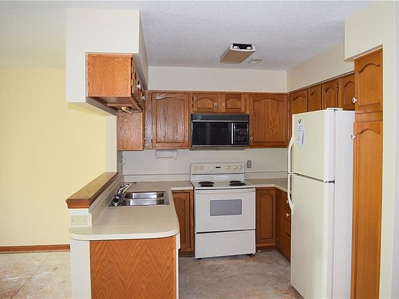 5th image of 411 SE Delaware Ave Unit 305