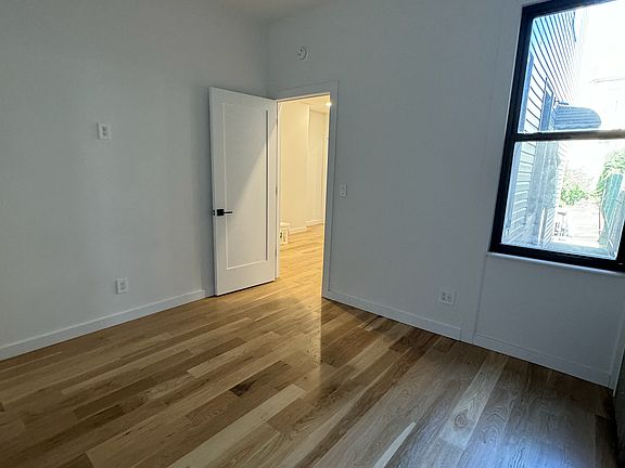 4th image of 52 Hausman St Floor 1
