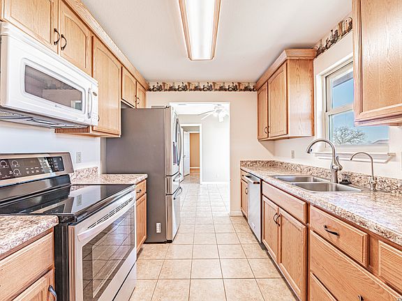 3rd image of 914 Ridge Ln