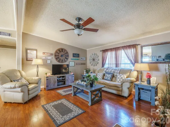 1049 Ramsey St, Stanley, NC 28164