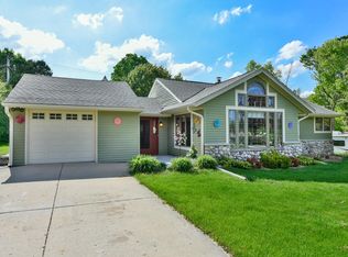 935 S Elm Grove Rd, Brookfield, WI 53005