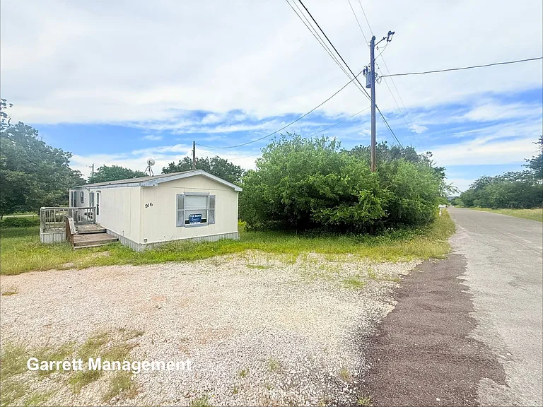 916 Iroquois Dr — Photo 2