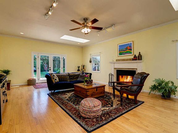 3rd image of 358 S Santa Cruz St