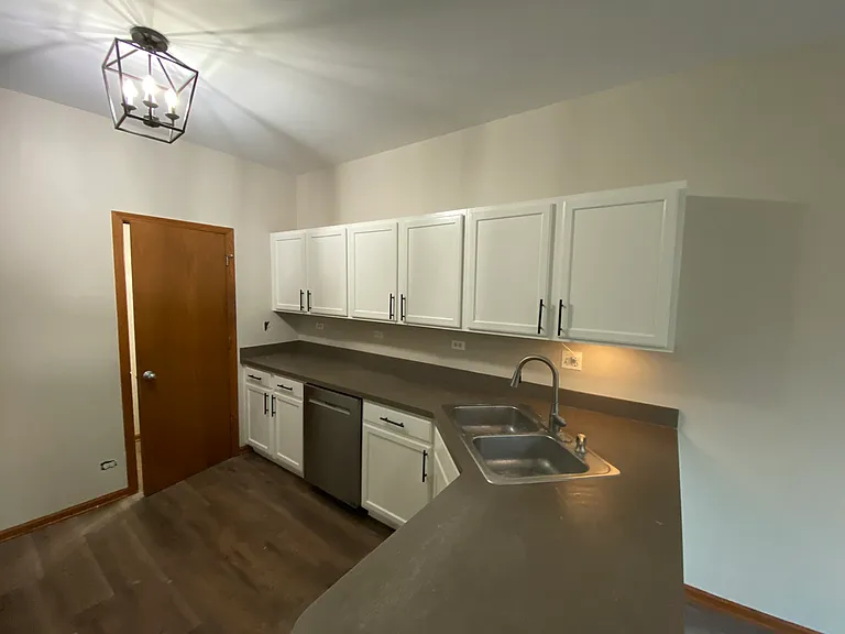 610 Springbrook Trl N — Photo 2