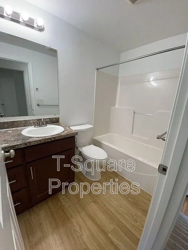 2 bed, 1.0 bath, 1026 sqft, $2,349 — Photo 3