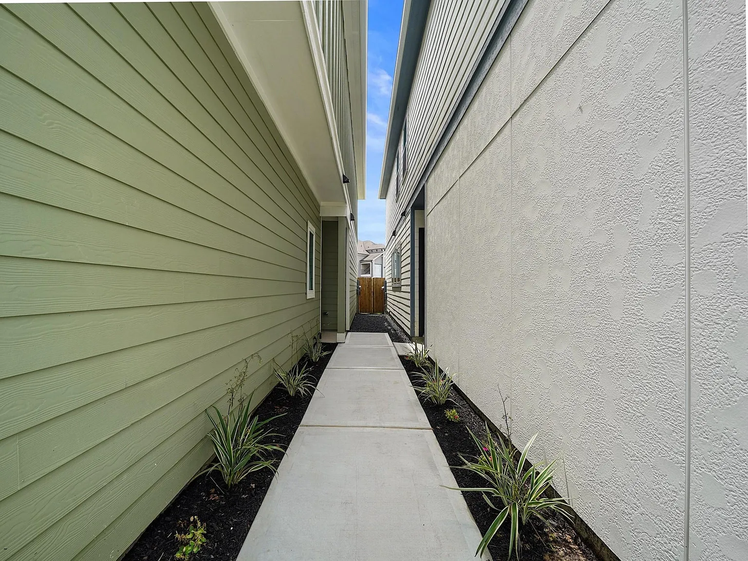 3 bed, 2.5 bath, 2007 sqft, $2,400 — Photo 2