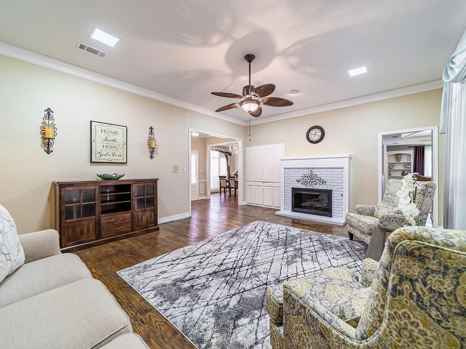3305 Eisenhower Ln — Photo 2