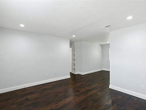 3rd image of 2507 Emerald Dr