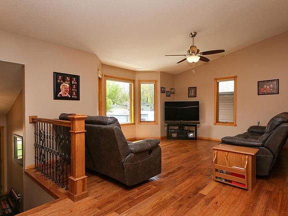 3rd image of 1595 Shady Ln NE