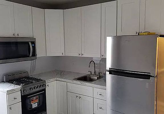 2nd image of 560 40th St #10