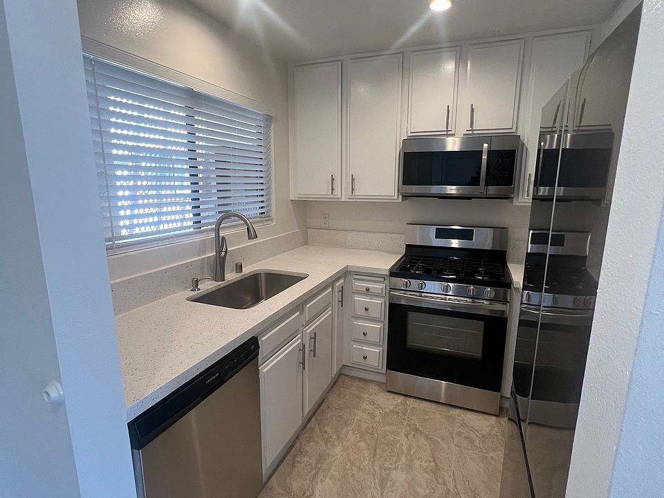 1st image of 4307 Whitsett Ave #204