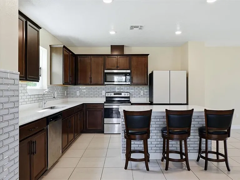 9108 Royal River Cir — Photo 15