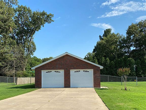 3rd image of 1311 Farris Ave