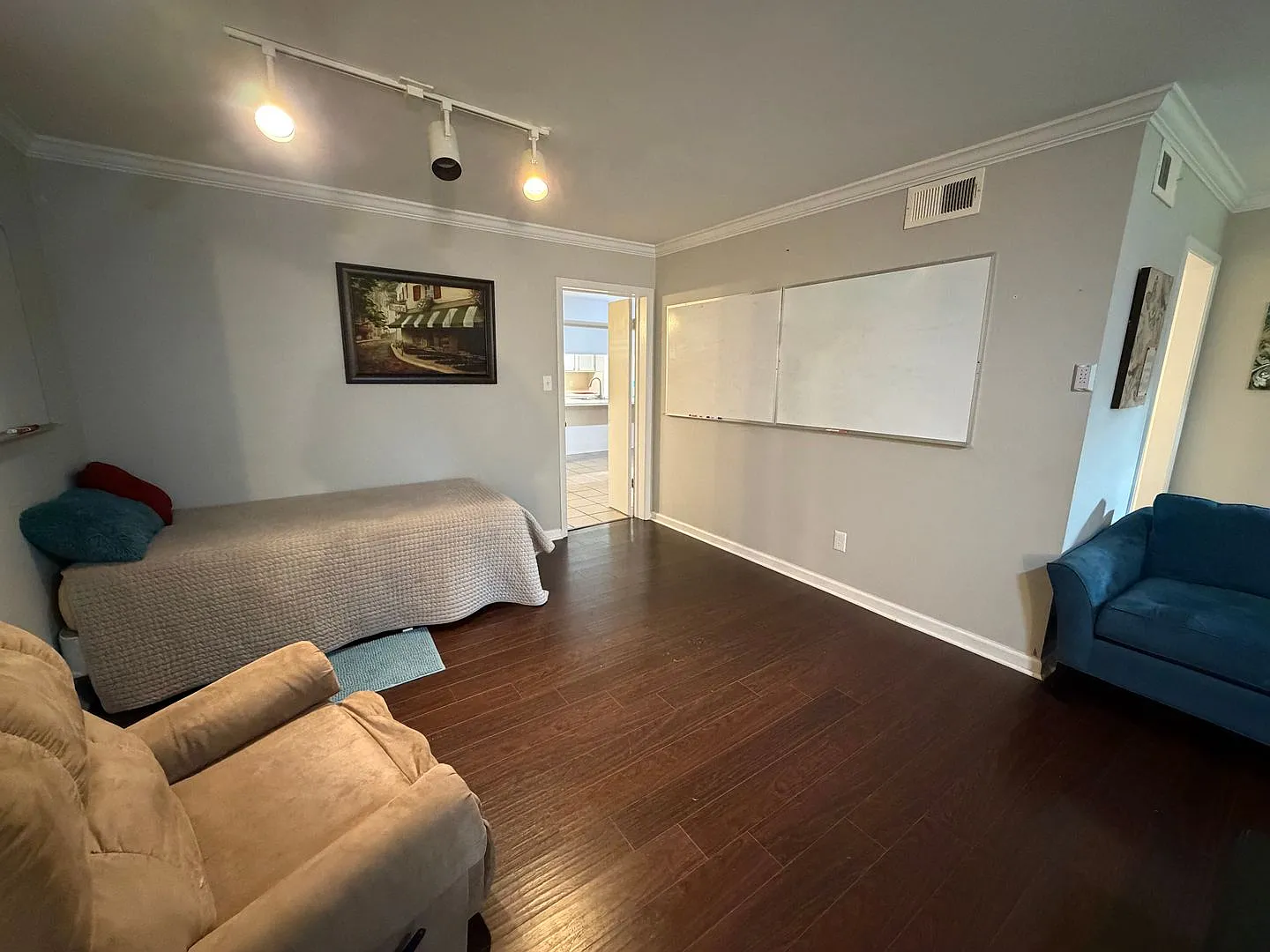 Beautiful 3 Bedroom Townhome — Photo 3