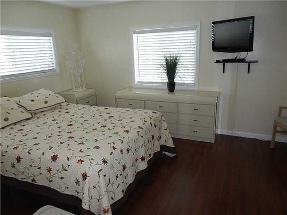 4th image of 5206 SW 23rd Ave