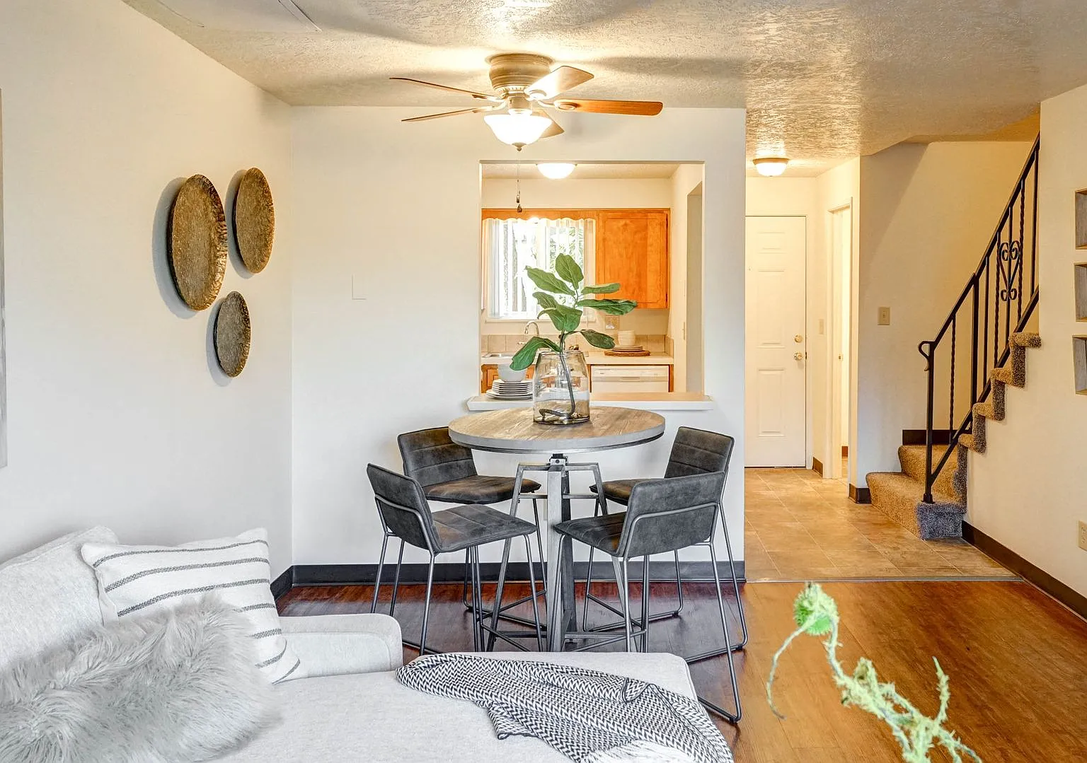 Spacious and immaculate townhomes! Free Water/Sewer/Garbage/Parking! — Photo 4