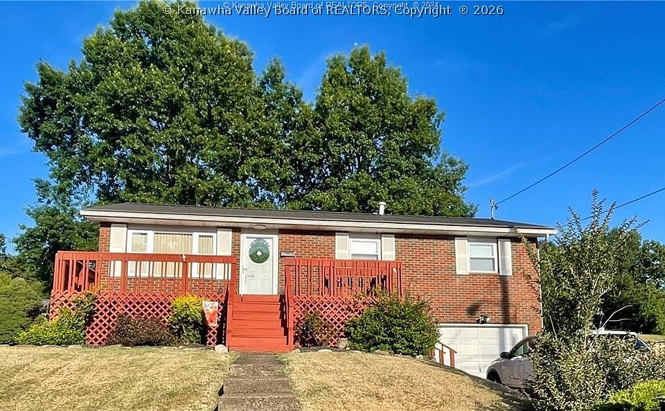 1st image of 207 Edgewood Cir