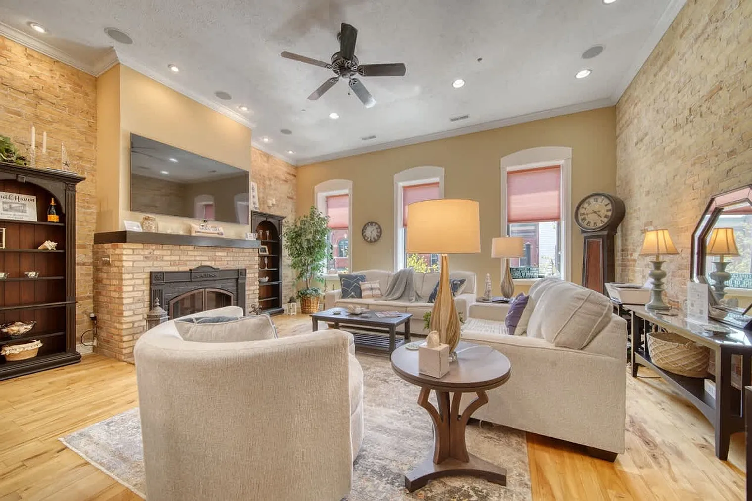 3 bed, 3.0 bath, 3164 sqft, $7,945 — Photo 2