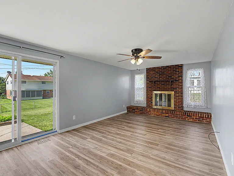 5850 Corlett Ct — Photo 3