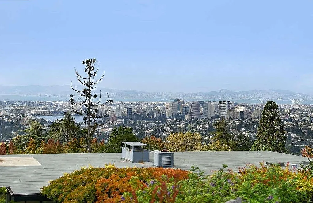 3 bed, 2.5 bath, 2100 sqft, $8,800 — Photo 1