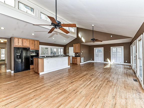 5th image of 8163 Hope Dr