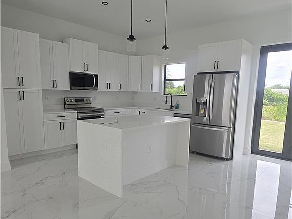 4th image of 515 Croydon Ave S