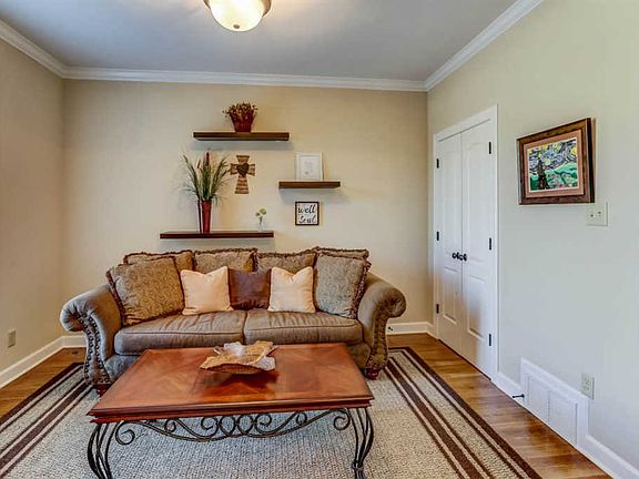 4th image of 565 Ogilie Ln