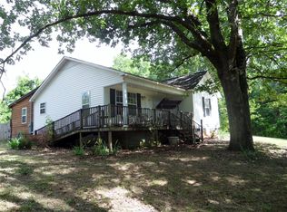 2040 Linden Hwy, Clifton, TN 38425