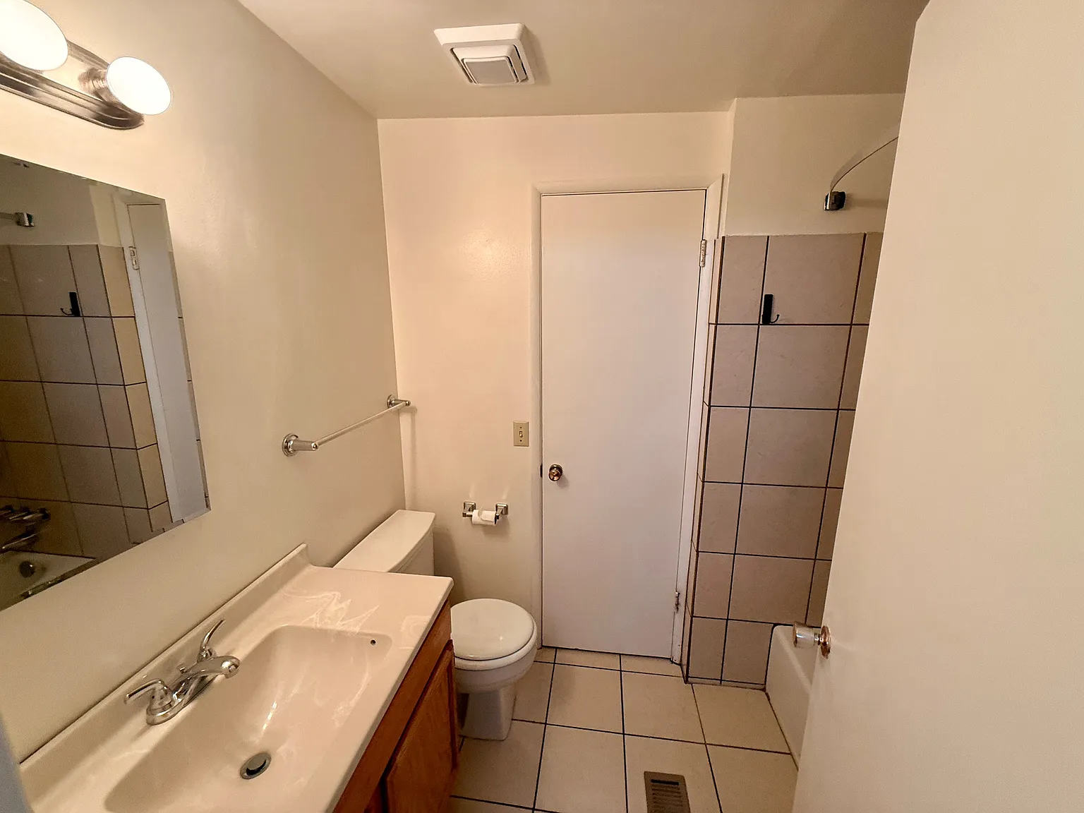 5 bed, 2464 sqft, $2,395 — Photo 3