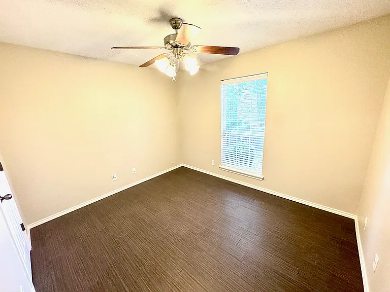 604 Harris Dr — Photo 6