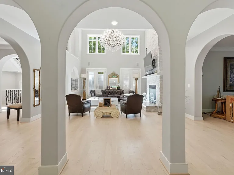 1231 Ingleside Ave — Photo 3