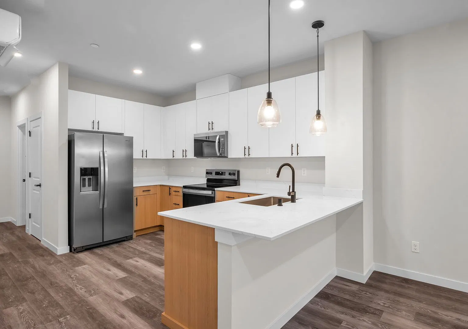 New Luxury 3 Bedroom Townhome in North Lynnwood! — Photo 3